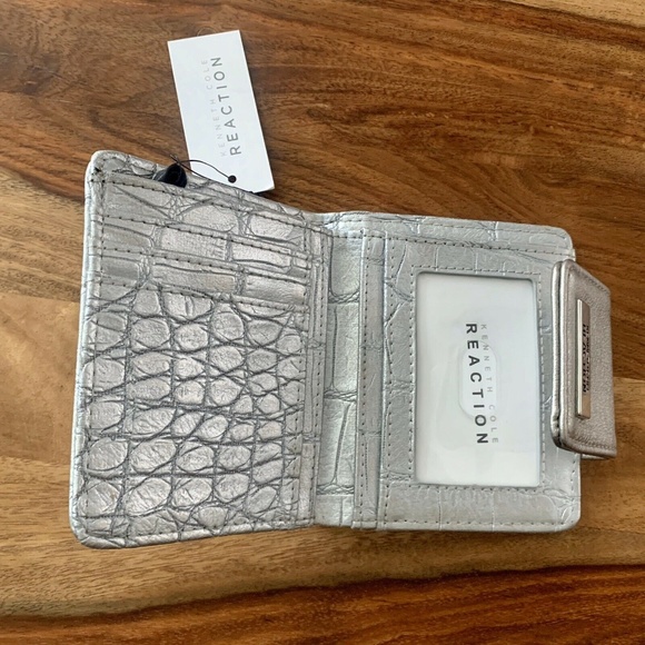 Kenneth Cole Reaction Silver Faux Leather Embossed Croc Logo Plate Bifold Wallet - Picture 4 of 12